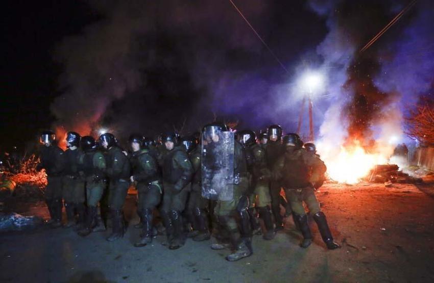 'Koronavirüs' protestosu! Tahliye edilenleri taş yağmuruna tuttular