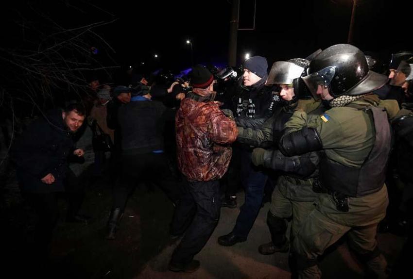 'Koronavirüs' protestosu! Tahliye edilenleri taş yağmuruna tuttular