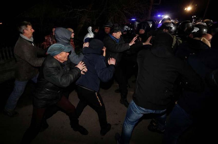 'Koronavirüs' protestosu! Tahliye edilenleri taş yağmuruna tuttular