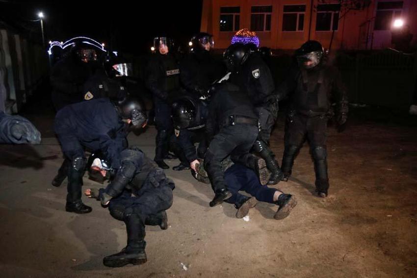 'Koronavirüs' protestosu! Tahliye edilenleri taş yağmuruna tuttular