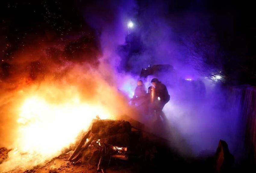 'Koronavirüs' protestosu! Tahliye edilenleri taş yağmuruna tuttular