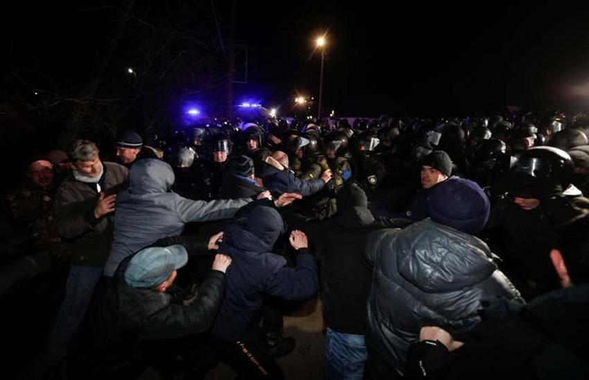 'Koronavirüs' protestosu! Tahliye edilenleri taş yağmuruna tuttular