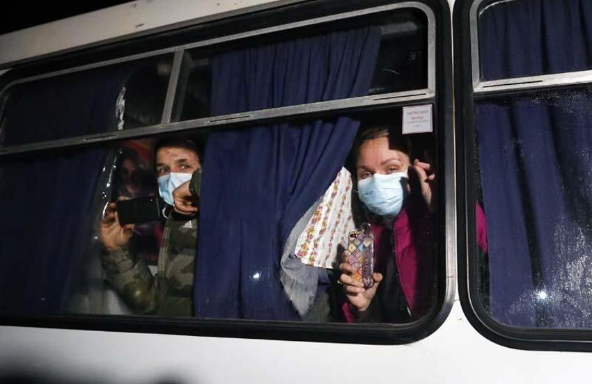 'Koronavirüs' protestosu! Tahliye edilenleri taş yağmuruna tuttular