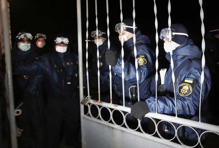 'Koronavirüs' protestosu! Tahliye edilenleri taş yağmuruna tuttular