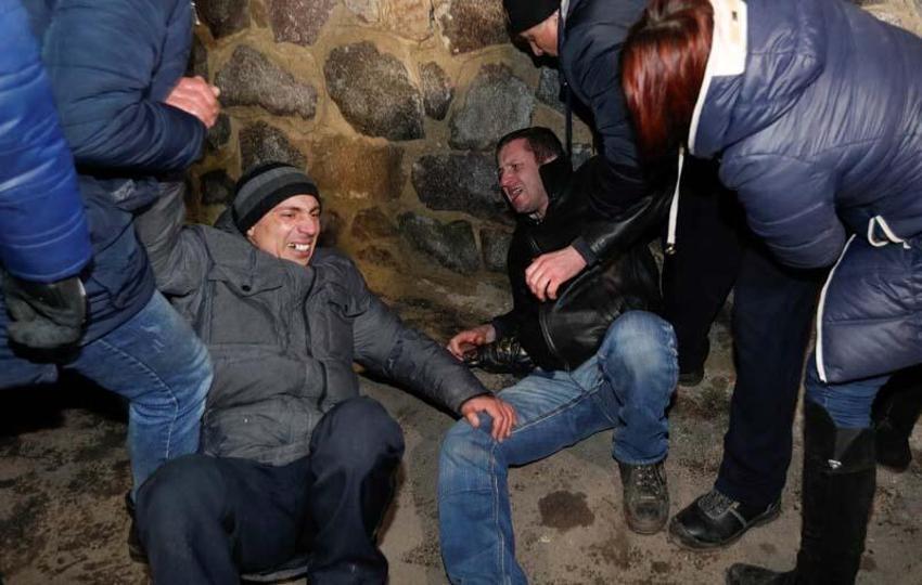 'Koronavirüs' protestosu! Tahliye edilenleri taş yağmuruna tuttular
