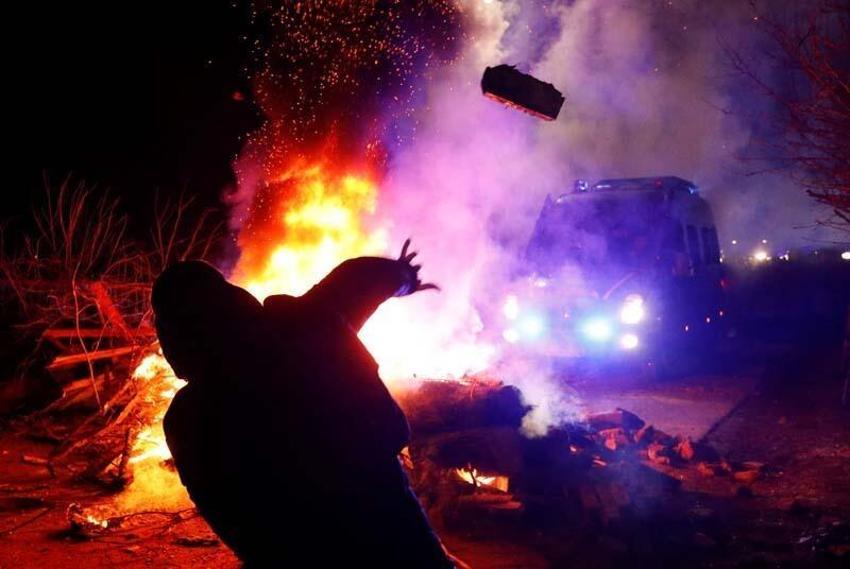 'Koronavirüs' protestosu! Tahliye edilenleri taş yağmuruna tuttular