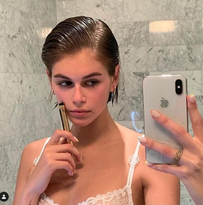 Kaia Gerber dövmesini gösterdi