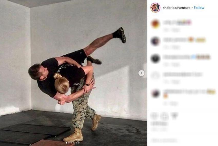 Kadın asker pozlarıyla ABD ordusunu karıştırdı