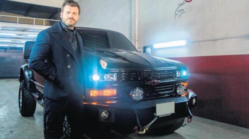 Kıvanç Tatlıtuğ'un klasik araba sevdası
