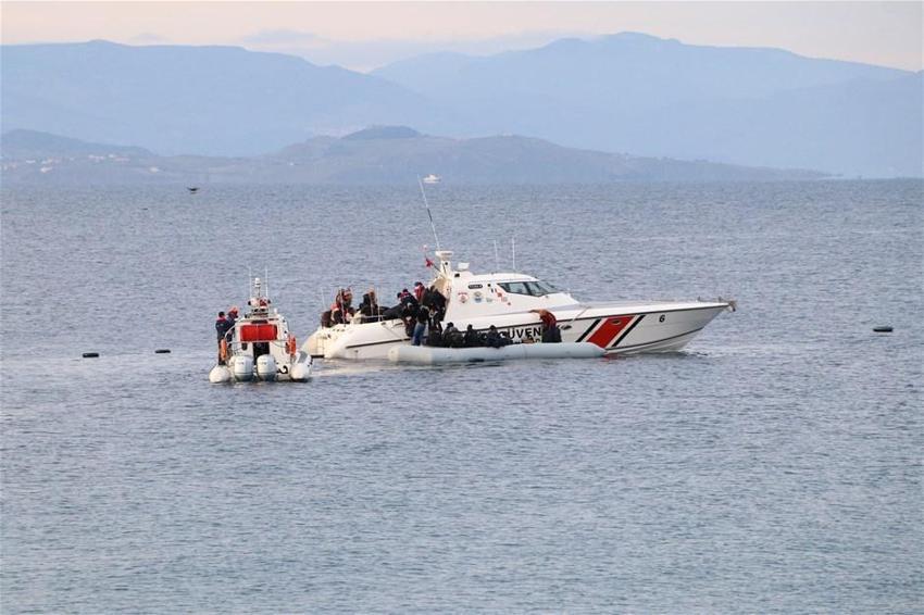 Denize açıldıkları lastik botları su alan düzensiz göçmenler kurtarıldı