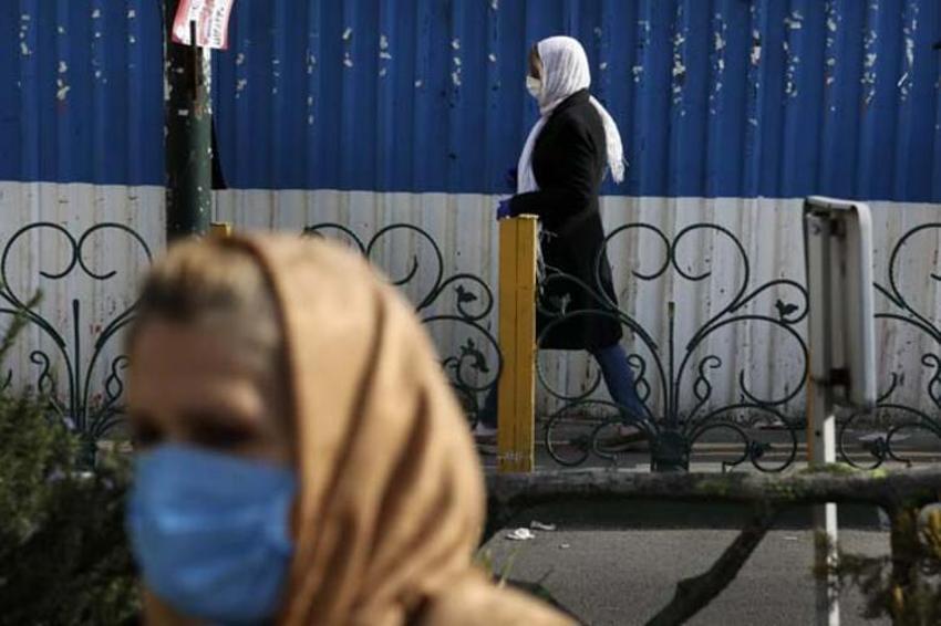 Koronavirüsten korunmak için türbeyi yalıyorlar!