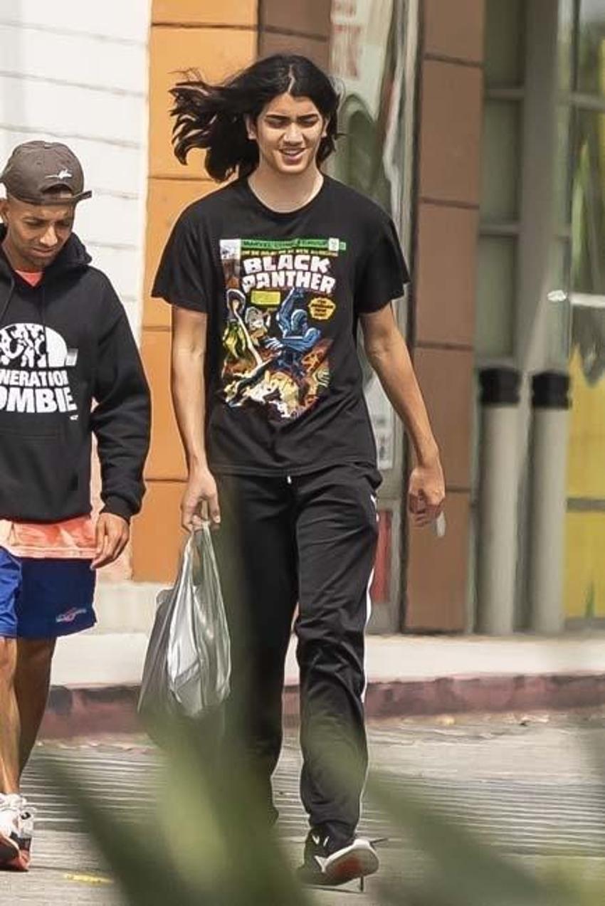 Michael Jackson'ın balkondan sarkıttığı oğlu büyüdü