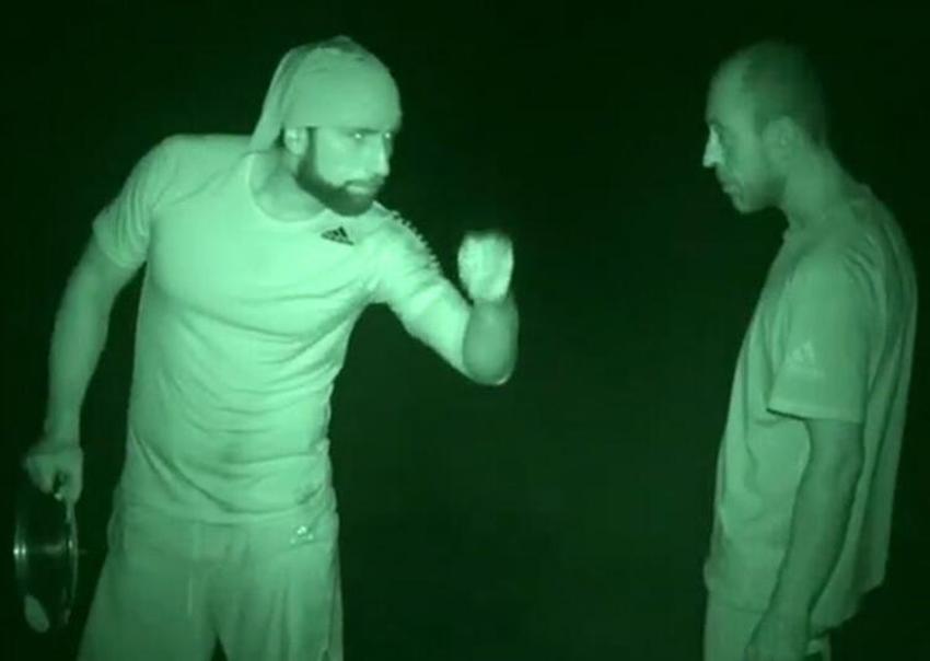 Survivor'da ilginç anlar! Öp bir kere...