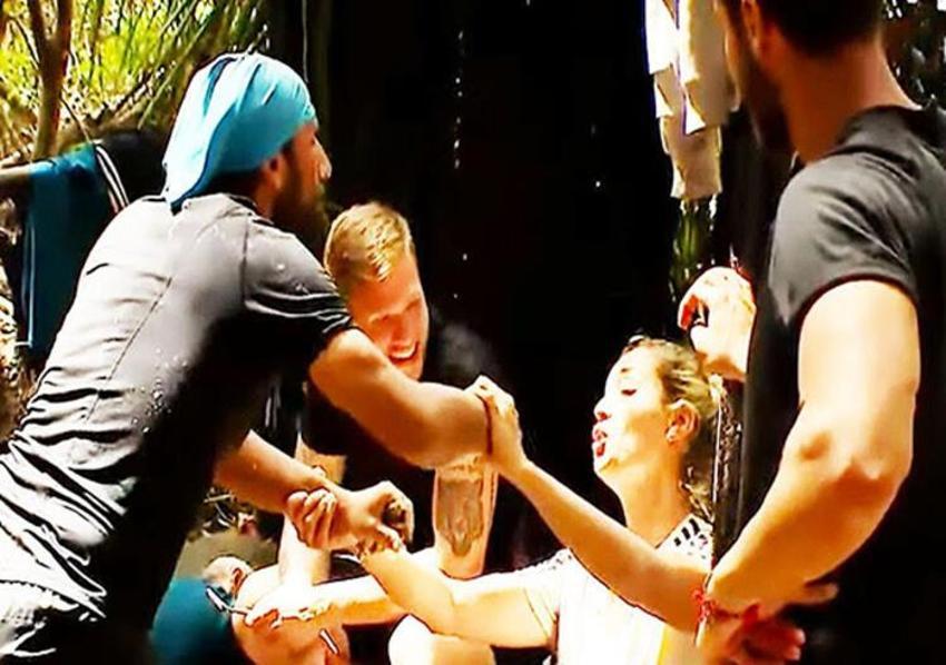 Survivor'da ilginç anlar! Öp bir kere...
