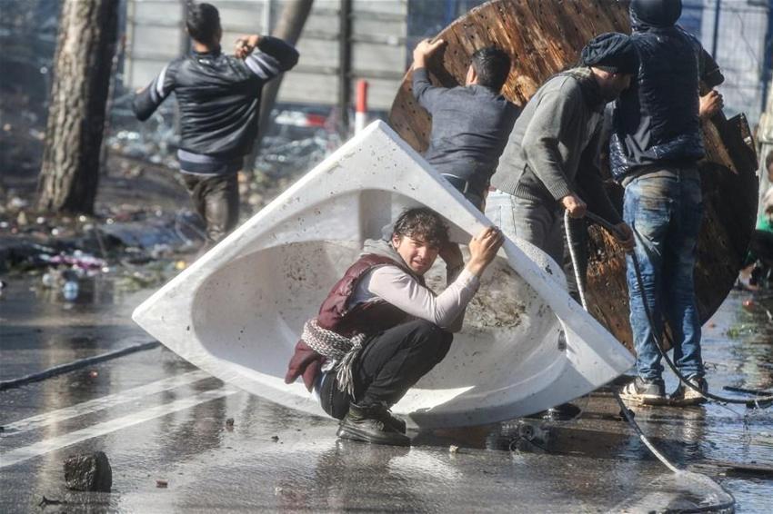 Yunan polisi sığınmacılara gazla müdahale etti! Yaralılar var...