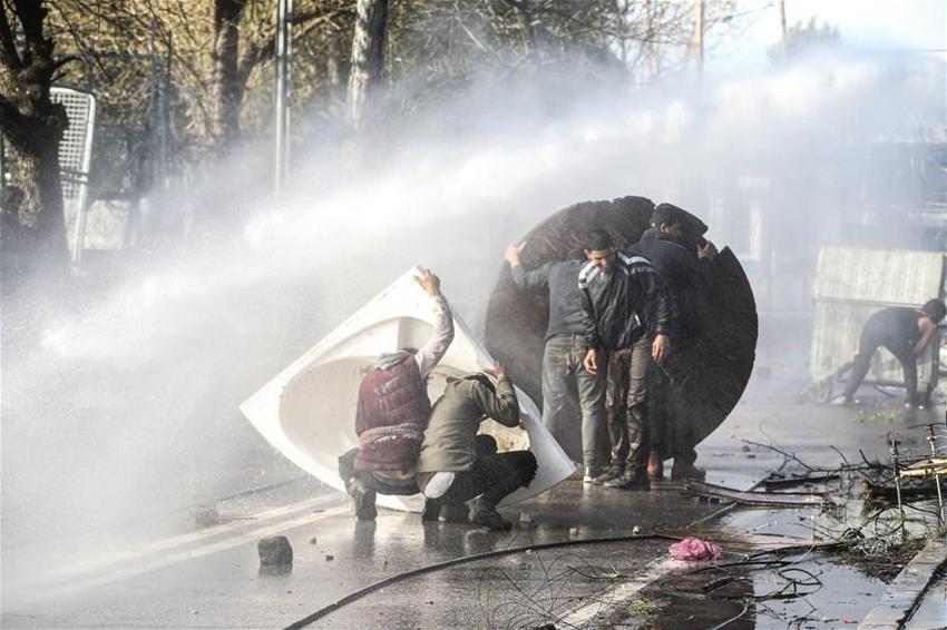 Yunan polisi sığınmacılara gazla müdahale etti! Yaralılar var...