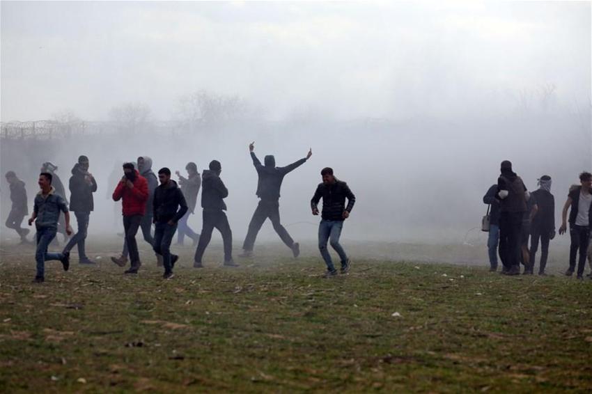 Yunan polisi sığınmacılara gazla müdahale etti! Yaralılar var...