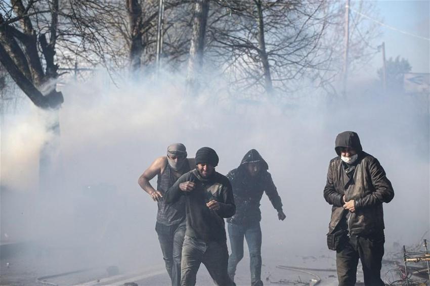 Yunan polisi sığınmacılara gazla müdahale etti! Yaralılar var...