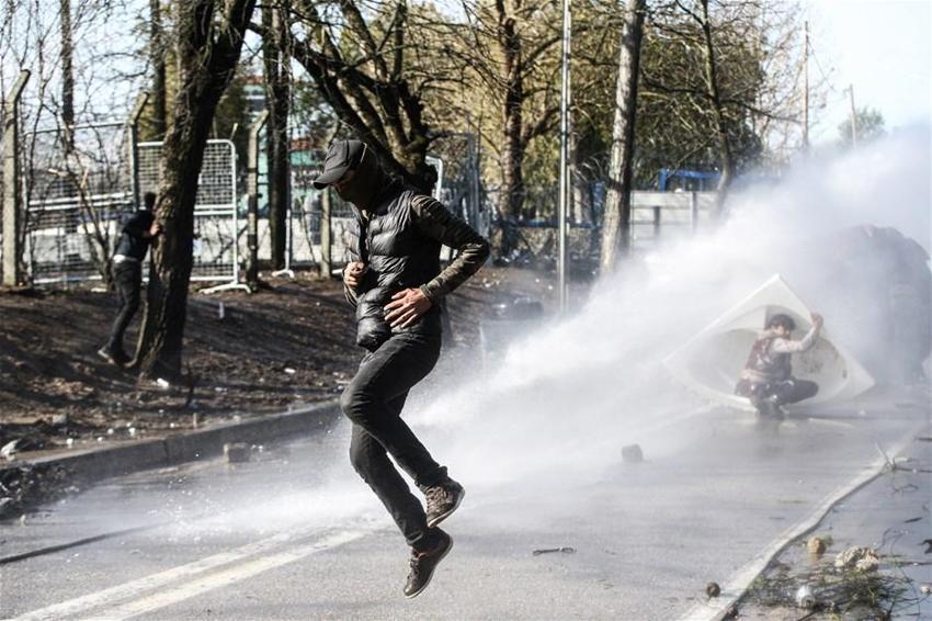 Yunan polisi sığınmacılara gazla müdahale etti! Yaralılar var...
