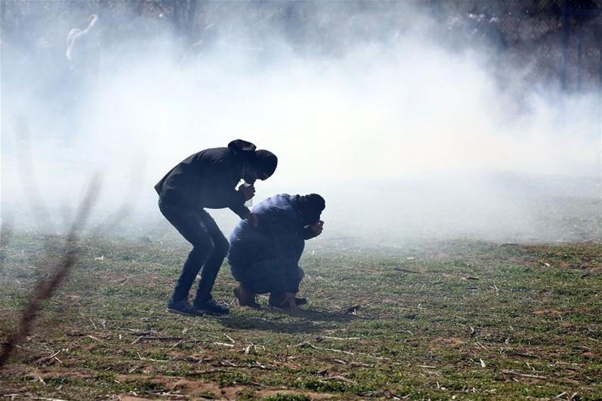 Yunan polisi sığınmacılara gazla müdahale etti! Yaralılar var...