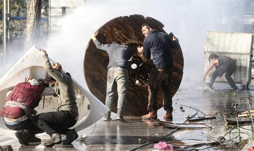Yunan polisi sığınmacılara gazla müdahale etti! Yaralılar var...