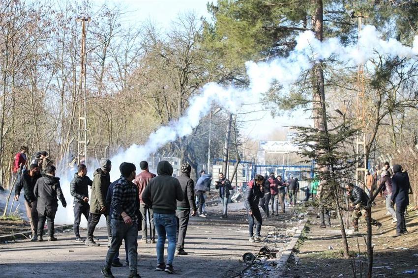 Yunan polisi sığınmacılara gazla müdahale etti! Yaralılar var...