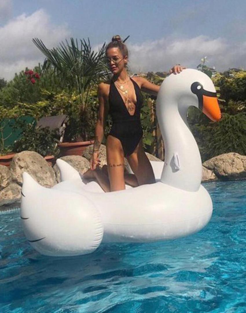Eliz Sakuçoğlu'ndan bikinili poz