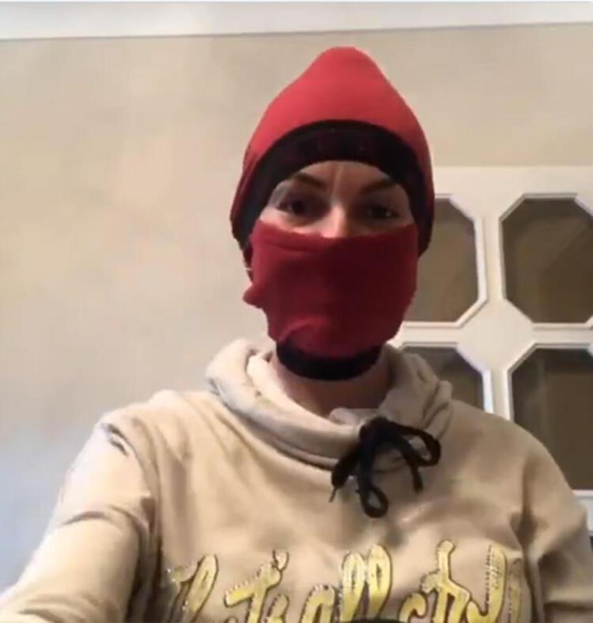 Erkek iç çamaşırdan maske yaptı!