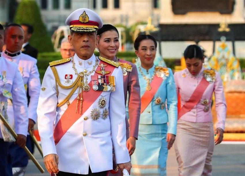 Tayland Kralı'ndan 'corona virüs' karantinası: 20 kadından oluşan haremiyle Alpler'de otele kapandı