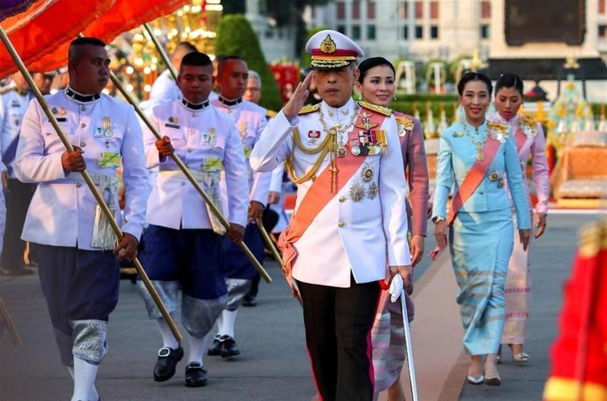Tayland Kralı'ndan 'corona virüs' karantinası: 20 kadından oluşan haremiyle Alpler'de otele kapandı