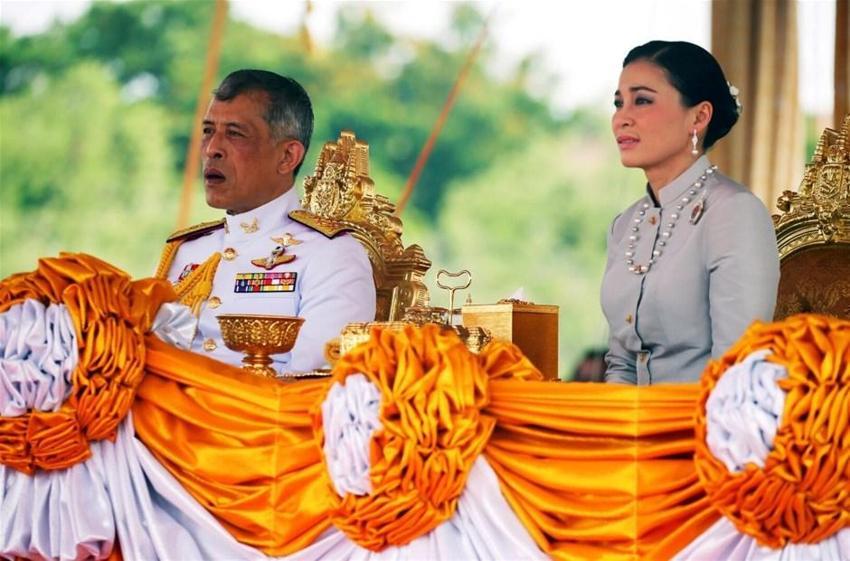 Tayland Kralı'ndan 'corona virüs' karantinası: 20 kadından oluşan haremiyle Alpler'de otele kapandı