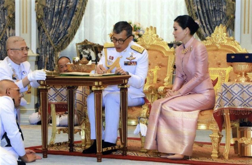 Tayland Kralı'ndan 'corona virüs' karantinası: 20 kadından oluşan haremiyle Alpler'de otele kapandı
