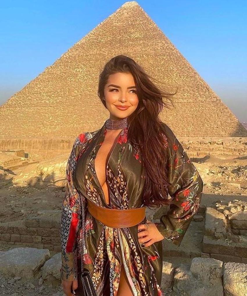 Demi Rose'dan yatak pozu! Instagram'ı salladı...