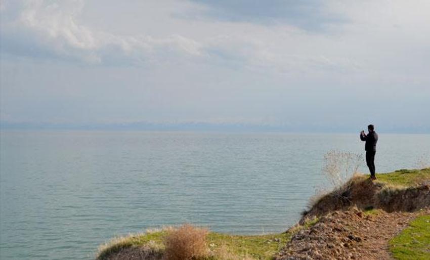 Görüntülediği cismi 'Van Gölü Canavarı' sandı
