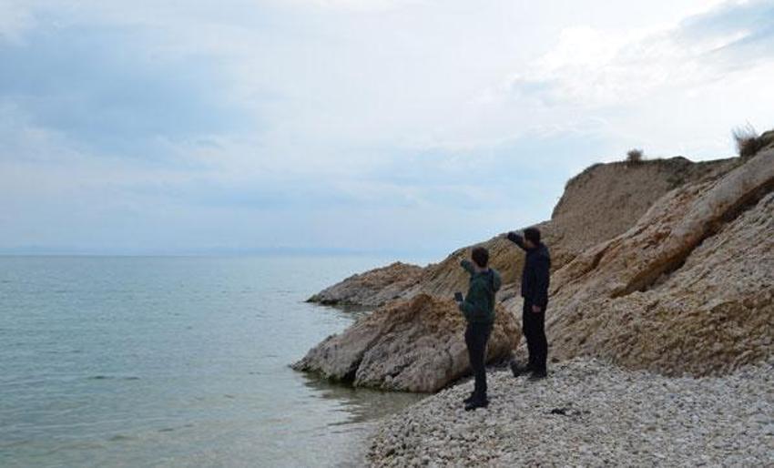 Görüntülediği cismi 'Van Gölü Canavarı' sandı