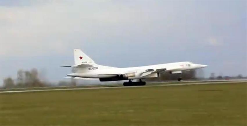 Dünya savaşının kıyısından dönüldü! Rus jetlerinin etrafını sardılar
