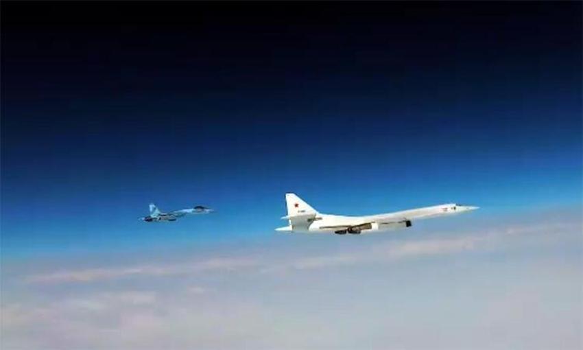Dünya savaşının kıyısından dönüldü! Rus jetlerinin etrafını sardılar