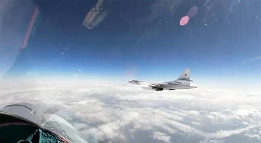 Dünya savaşının kıyısından dönüldü! Rus jetlerinin etrafını sardılar