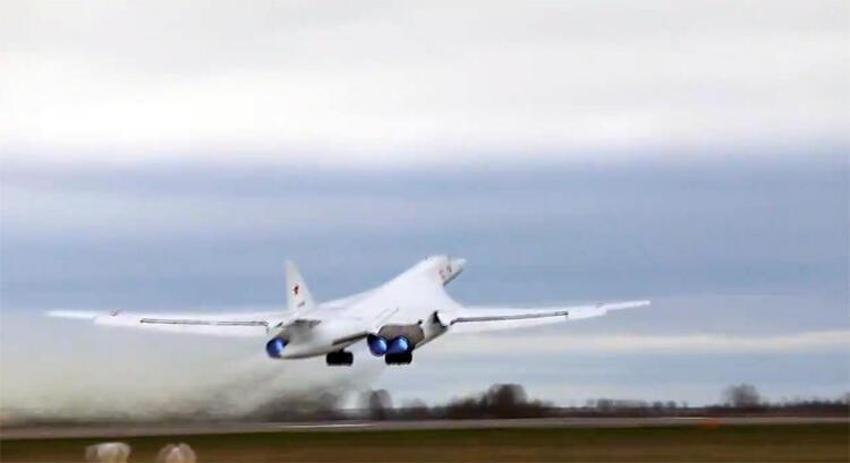 Dünya savaşının kıyısından dönüldü! Rus jetlerinin etrafını sardılar