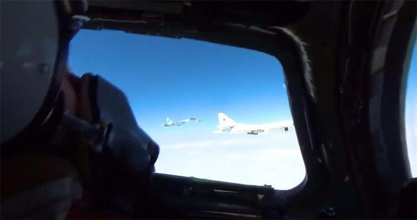 Dünya savaşının kıyısından dönüldü! Rus jetlerinin etrafını sardılar