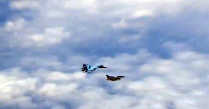 Dünya savaşının kıyısından dönüldü! Rus jetlerinin etrafını sardılar