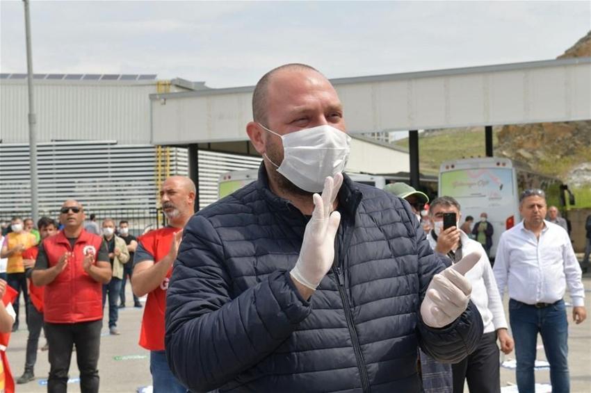 1 Mayıs'tan renkli görüntüler... Sosyal mesafeye uygun halay performansı