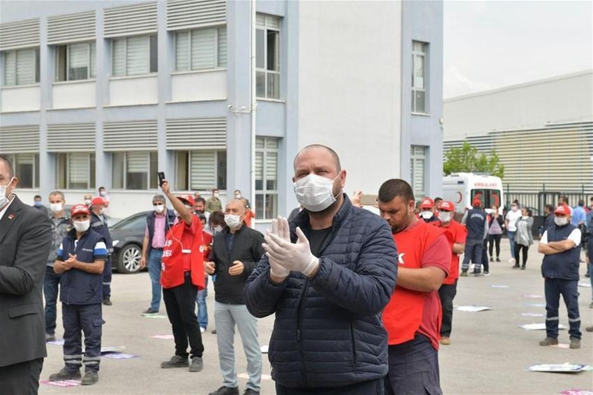1 Mayıs'tan renkli görüntüler... Sosyal mesafeye uygun halay performansı
