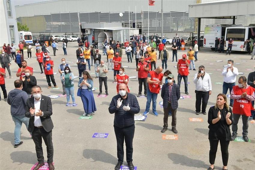 1 Mayıs'tan renkli görüntüler... Sosyal mesafeye uygun halay performansı