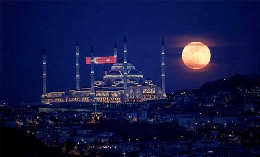 Nefesleri kesti! Yılın son Süper Ay'ı İstanbul'un simgeleriyle buluştu