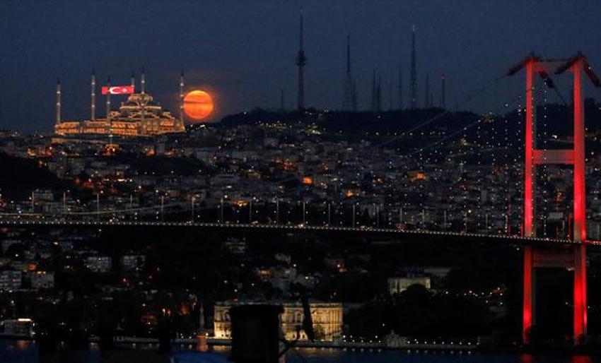 Nefesleri kesti! Yılın son Süper Ay'ı İstanbul'un simgeleriyle buluştu