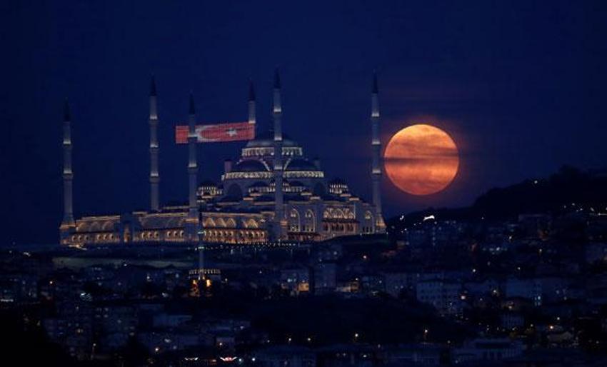 Nefesleri kesti! Yılın son Süper Ay'ı İstanbul'un simgeleriyle buluştu