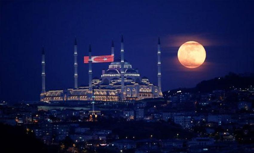 Nefesleri kesti! Yılın son Süper Ay'ı İstanbul'un simgeleriyle buluştu