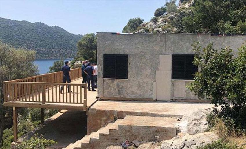 Akılalmaz yöntem! Kaçak villanın malzemelerini taşımak için iskeleye ray döşemişler