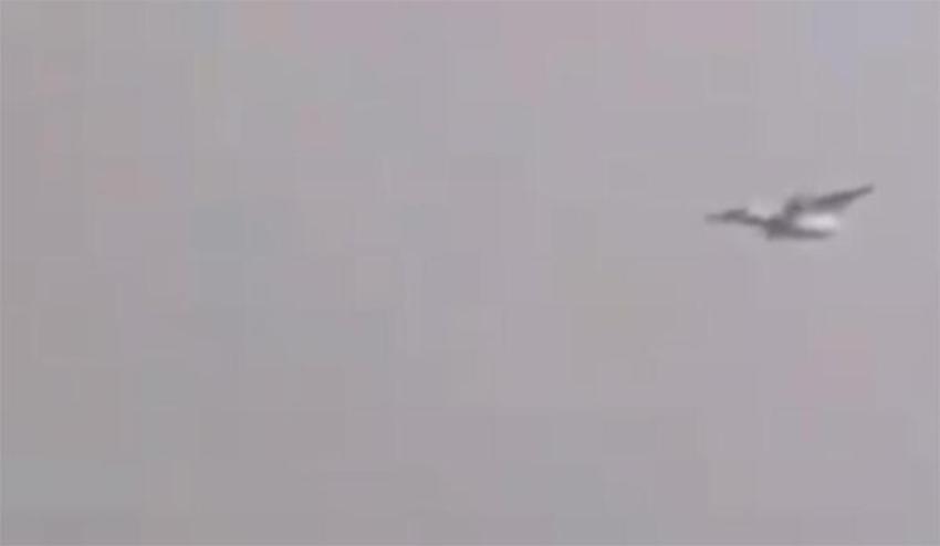 Dünyayı şoke eden görüntüler! Ünlü isim düşen uçakta...